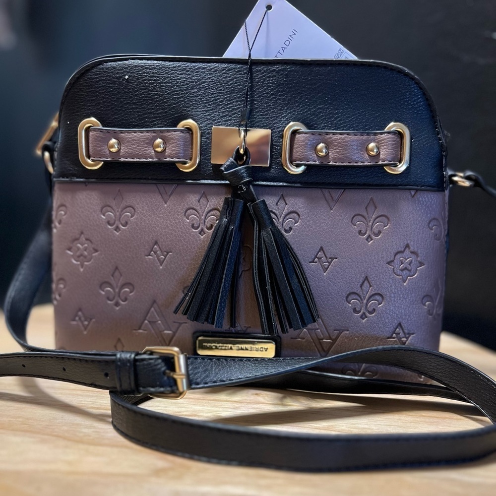🖤NWT-Adrienne Vittadini Marsellies Signature Collection Domed Crossbody🖤